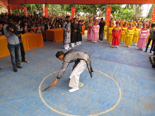 Trưởng thôn vẽ vòng tròn tuyên thệ