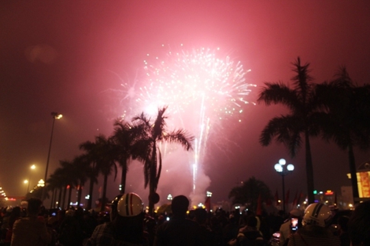 Màn bắn pháo hoa rực rỡ tại Quảng trường Lam Sơn - Thanh Hóa