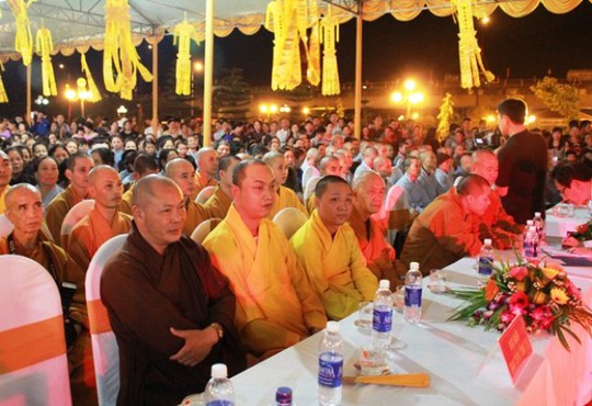 Thả 10.000 hoa đăng cầu siêu liệt sĩ bảo vệ cầu Hàm Rồng