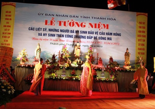 Thả 10.000 hoa đăng cầu siêu liệt sĩ bảo vệ cầu Hàm Rồng