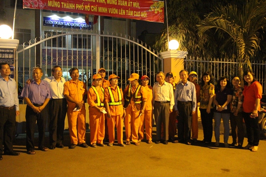 Các cán bộ LĐLĐ quận 9, TP HCM thăm hỏi công nhân vệ sinh trong dịp Tết Ất Mùi Các cán bộ LĐLĐ quận 9, TP HCM thăm hỏi công nhân vệ sinh trong dịp Tết Ất Mùi