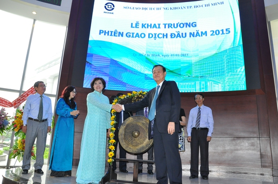 Bà Nguyễn Thị Hồng, Phó Chủ tịch UBND TP HCM và ông Trần Đắc Sinh, Chủ tịch HĐQT HoSE tại lễ khai trương phiên giao dịch đầu năm 2015.