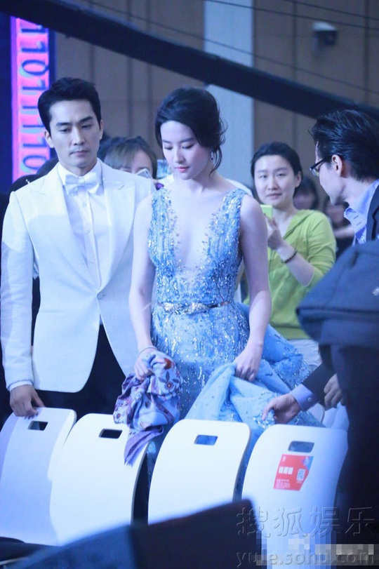 “Mỹ nhân cổ trang” Lưu Diệc Phi sánh bước bên Song Seung Hun