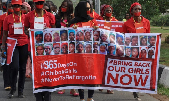 Tuần hành ở TP Lagos - Nigeria nhân dịp 1 năm ngày xảy ra vụ Boko Haram bắt cóc 219 nữ sinh Ảnh: EPA
