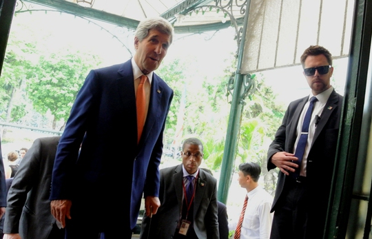 Ngoại trưởng Mỹ John Kerry chống gậy bước lên thềm nhà khách Chính phủ