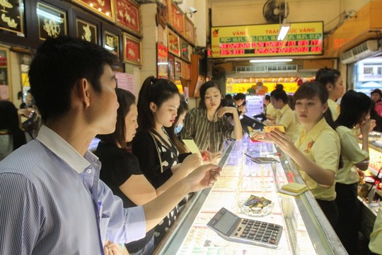 Khách hàng mua bán vàng tại tiệm vàng Mi Hồng quận Bình Thạnh, TP HCM - ảnh: Hoàng Triều