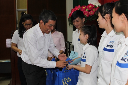 Ông Nguyễn Văn Khải, Phó Chủ tịch Thường trực LĐLĐ TP, trao vé xe và quà Tết cho công nhân KCX Tân Thuận
ẢNH: THANH NGA