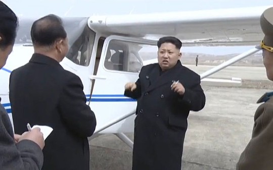 Nhà lãnh đạo trẻ Kim Jong un (giữa) đã hướng dẫn cho các quan chức về chiếc máy bay. Ảnh: Telegraph