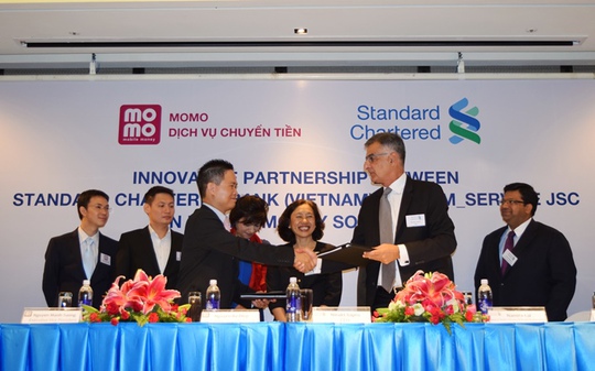 Ngân hàng (NH) Standard Chartered và Công ty dịch vụ M_Service ký kết thỏa thuận hợp tác triển khai dịch vụ thanh toán Straight2Bank qua ứng dụng ví MoMo tại Việt Nam