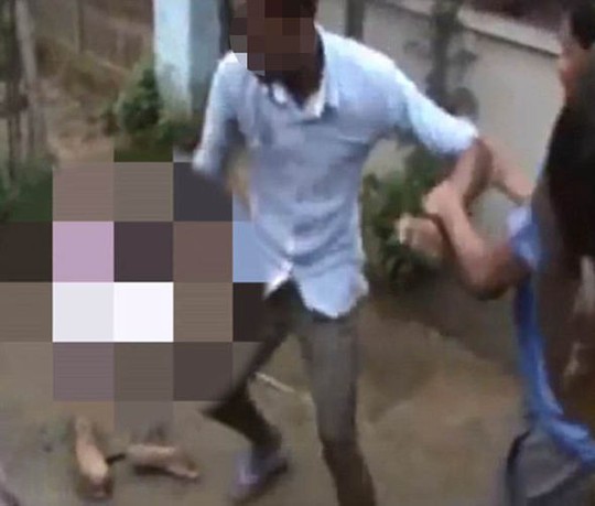Người đàn ông bị lôi ra đánh sau khi chặt đầu giết chết bé 5 tuổi. Nguồn: SA Video