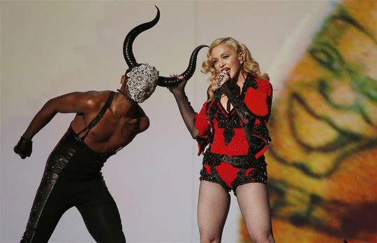 Nữ hoàng nhạc pop Madonna với ca khúc Living for Love