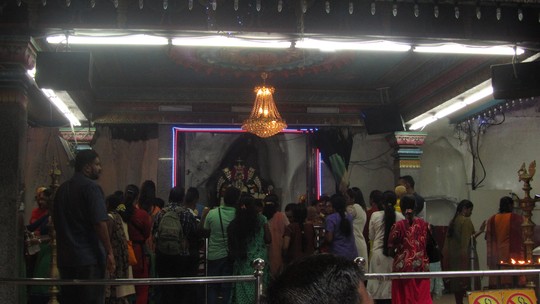 Làm lễ tại đền thờ Ấn giáo trên động Batu