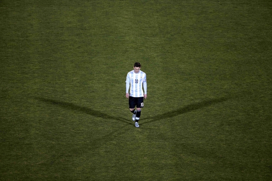 Nỗi thất vọng của Messi sau trận