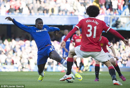 Zouma đã vô hiệu hóa được Fellaini trong trận Chelsea thắng M.U 1-0