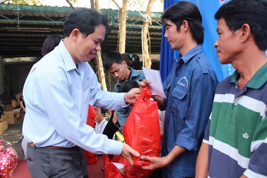 Ông Giang Văn Nam, Chủ tịch LĐLĐ quận Gò Vấp, trao quà cho CN khó khăn