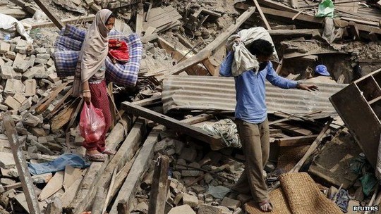 Cư dân ở Bhaktapur - Nepal nhặt nhạnh đồ đạc còn sót lại. Ảnh: Reuters