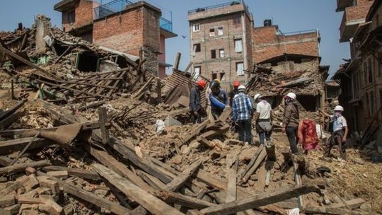 Nepal đang dọn dẹp đống đổ nát để trở lại đời sống bình thường. Ảnh: BBC