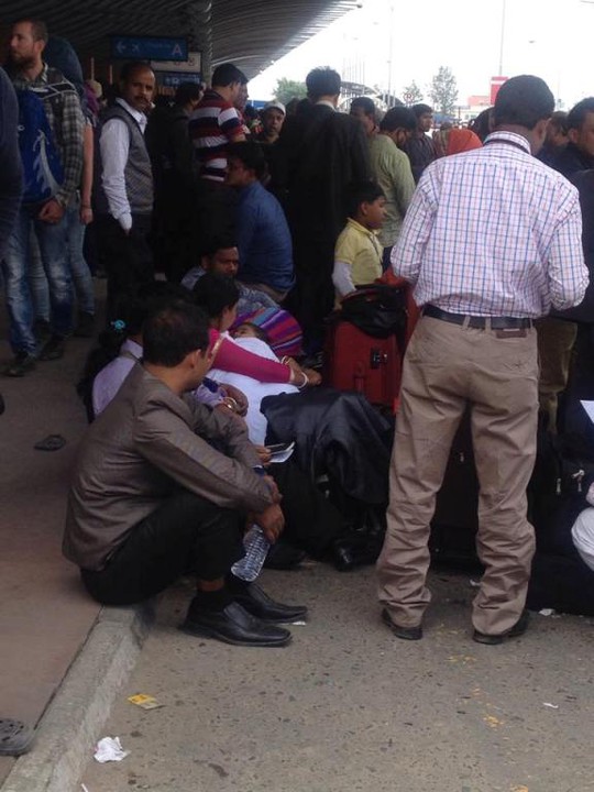 Nhiều người đang chờ đợi ở sân bay Tribuvan để rời Nepal