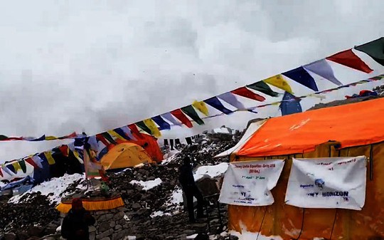 Khoảnh khắc lở tuyết ập xuống khu trại trên Everest. Ảnh: Telegraph