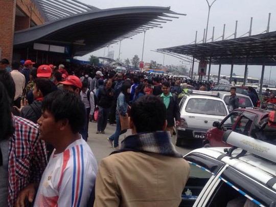 Khung cảnh hỗn loạn ở sân bay Tribhuvan khi các chuyến bay hoat động trở lại - Ảnh: Bảo Sơn
