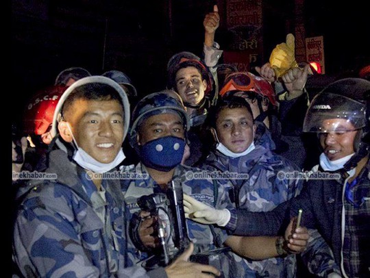 Đội cứu hộ vui mừng sau khi cứu được Khanal. Ảnh: Onlinekhabar.com