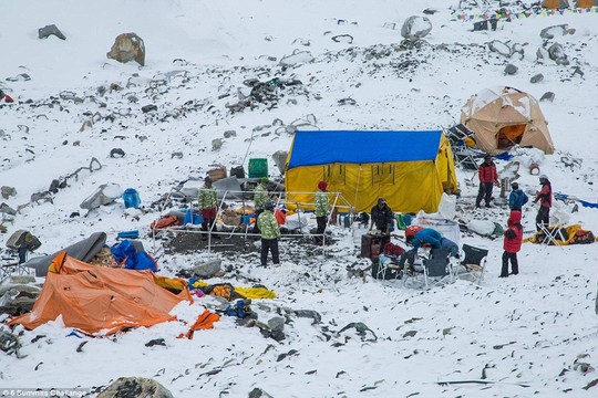 Trại dành cho người leo núi trên Everest tan hoang vì lở tuyết. Ảnh: 6 Summits Challenge