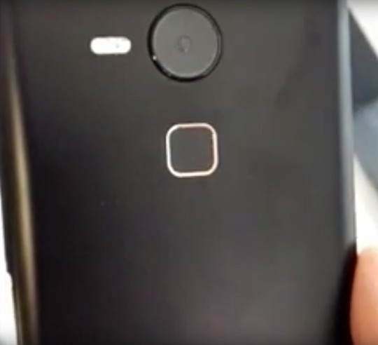 Mặt sau của được cho là của chiếc phablet Nexus 2015 do Huawei sản xuất.