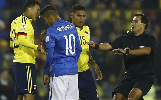 Neymar gây sự với các cầu thủ Colombia