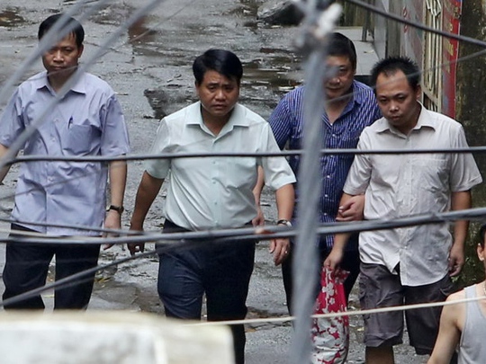Thiếu tướng Nguyễn Đức Chung (thứ hai từ trái qua), Giám đốc Công an TP Hà Nội, đã trực tiếp một mình thuyết phục kẻ bắt cóc con tin có hung khí tại Thanh Xuân, để sau đó người này (bìa phải) đồng ý thả con tin và ra đầu thú
