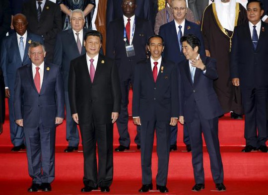 Thủ tướng Nhật Shinzo Abe (bìa phải) và Chủ tịch Trung Quốc Tập Cận Bình (thứ hai từ trái sang) tại lễ khai mạc Hội nghị Á - Phi ở Jakarta hôm 22-4. Ảnh: Reuters