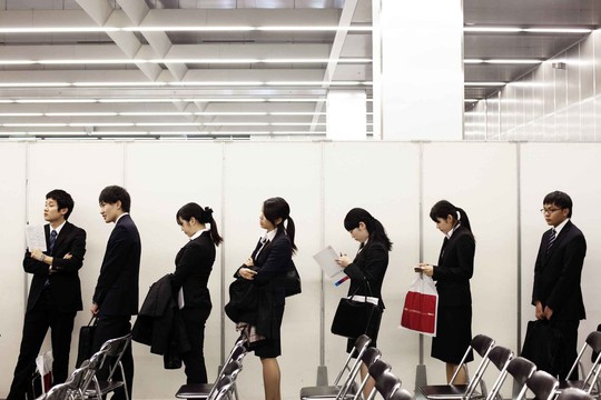 Sinh viên tham dự một hội chợ việc làm ở thủ đô Tokyo - Nhật BảnẢnh: BLOOMBERG