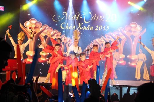 Nhóm Lotus và vũ đoàn Nhà hát Ca múa nhạc Dân tộc Bông Sen TP HCM trình diễn tiết mục mở màn 
Lời ru Âu Lạc Ảnh: Hoàng Triều