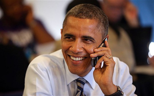 Ông Obama gây bất ngờ khi sử dụng mạng Twitter. Ảnh: EYEVINE