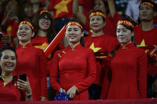 CĐV nữ mặc áo dài cổ vũ U23 Việt Nam