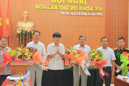 Ông Kiều Cư (thứ ba từ phải sang) được bầu giữ chức Bí thư Thành ủy Hội An Ảnh: Tuấn Hoàng