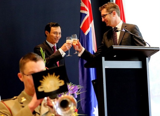 Đại sứ Việt Nam tại Úc Lương Thanh Nghị (trái) và quan khách tại buổi lễ