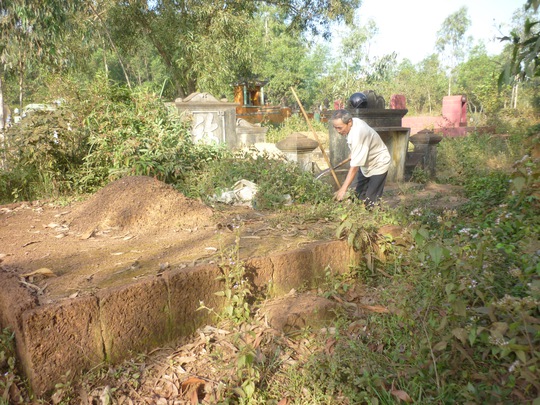 Tảo mộ ông bà trước Tết. Ảnh: K.Anh