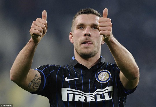 Podolski nhìn đồng đội suýt “tẩn” nhau trong ngày ra mắt Inter