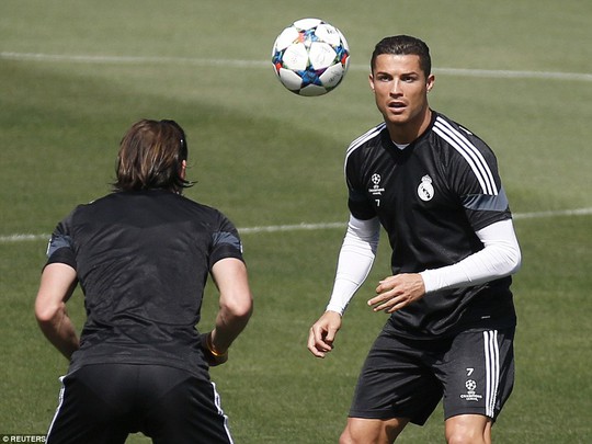 Gareth Bale tập chuyền bóng bằng đầu cùng Ronaldo
