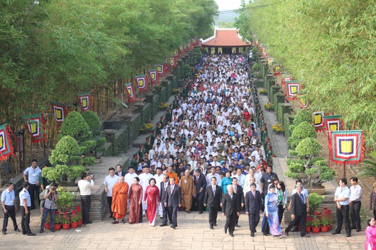 Đoàn diễu hành tiến về Khu tưởng niệm các Vua Hùng trong không khí trang nghiêm 

 