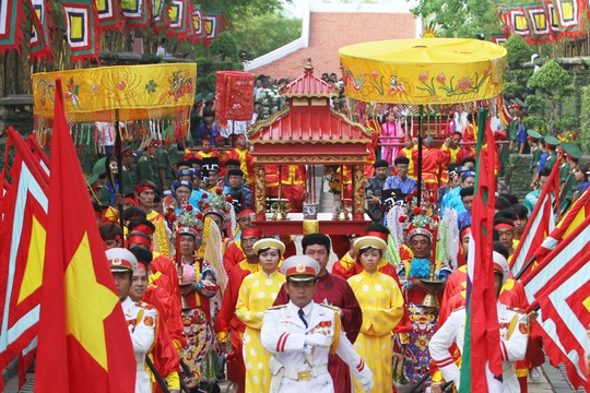 Kiệu rước hương, hoa, và đèn.