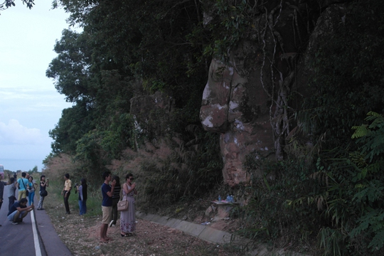 Khách đến cao nguyên Bokor (nằm trong Vườn quốc gia Monivong) đều dừng chân viếng tượng Sơn Thần (khối đá tự nhiên hình mặt người).