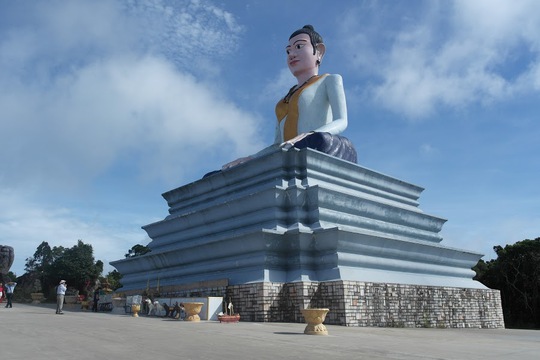 Viếng đền thờ Diay Mao để cầu bình an cho chuyến hành trình.
