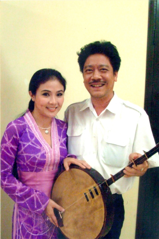 Ông Nguyễn Anh Kiệt - Giám đốc Nhà hát kịch TP HCM (phải) cùng nghệ sĩ Thanh Ngân