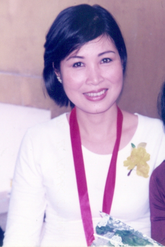 NSND Hồng Vân tại lễ trao Giải Mai Vàng năm 1998