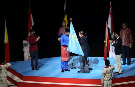 Đại diện chủ nhà SEA Games 2017 Malaysia nhận cờ từ Singapore