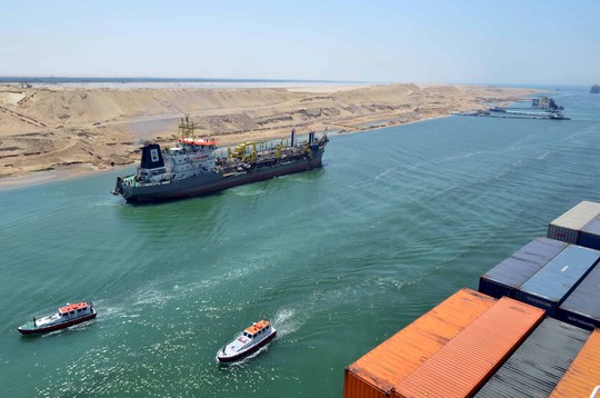 Một tàu chở hàng đi qua kênh đào Suez “mới” Ảnh: Reuters