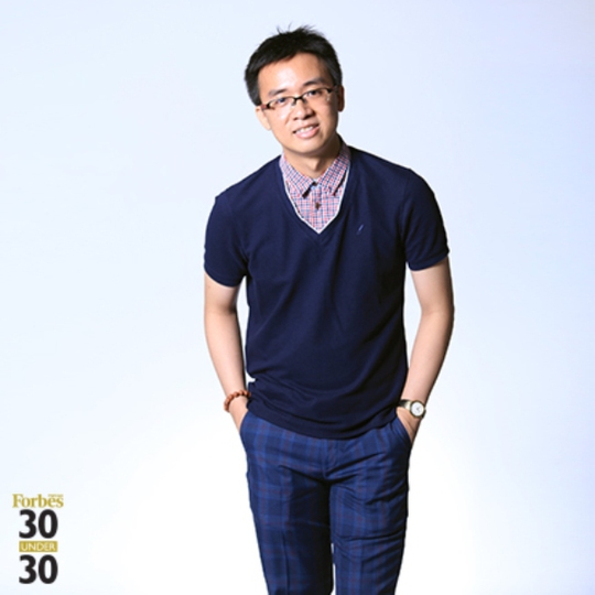 Năm 19 tuổi, sinh viên đại học Bách khoa Tạ Minh Tuấn đã bắt đầu kinh doanh với một dự án về mạng xã hội sự kiện. Dự án thất bại, Tuấn chuyển sang ý tưởng xây dựng mô hình kinh doanh bác sĩ tại nhà với quan niệm không chỉ tạo ra kinh tế mà còn tác động tích cực đến cộng đồng.