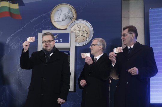 Thống đốc ngân hàng trung ương Vitas Vasiliauskas, Bộ trưởng tài chính Rimantas Sadzius và Thủ tướng Algirdas Butkevicius cùng cầm những tờ tiền 10 euro tại buổi lễ hôm 1-1. Ảnh: Reuters