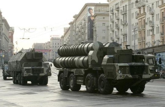 Hệ thống tên lửa đất đối không S-300 của Nga. Ảnh: Reuters